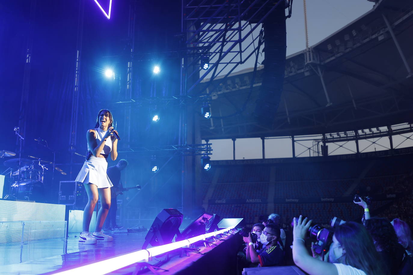Miles de 'aitaners' y alguna cara famosa, como la de Ana Duato, han disfrutado este viernes del concierto que la cantante Aitana ha ofrecido en el estadio del Levante UD, dentro de su gira '11 Razones Tour'.