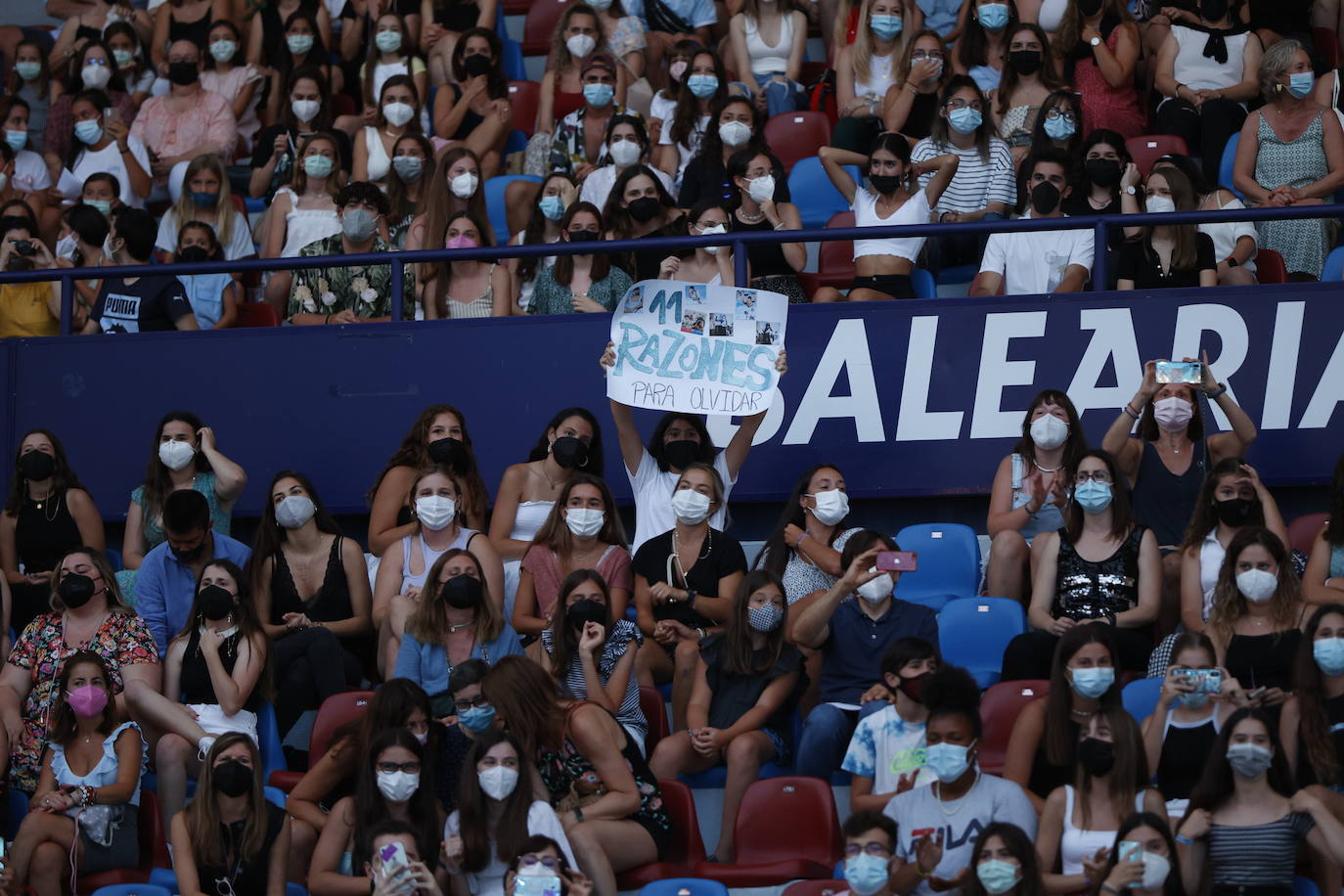 Miles de 'aitaners' y alguna cara famosa, como la de Ana Duato, han disfrutado este viernes del concierto que la cantante Aitana ha ofrecido en el estadio del Levante UD, dentro de su gira '11 Razones Tour'.