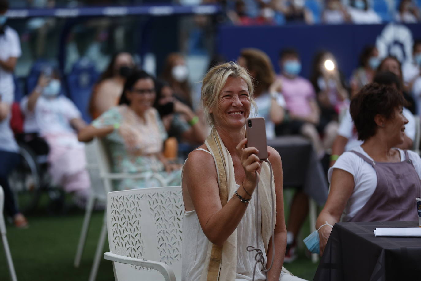 Miles de 'aitaners' y alguna cara famosa, como la de Ana Duato, han disfrutado este viernes del concierto que la cantante Aitana ha ofrecido en el estadio del Levante UD, dentro de su gira '11 Razones Tour'.