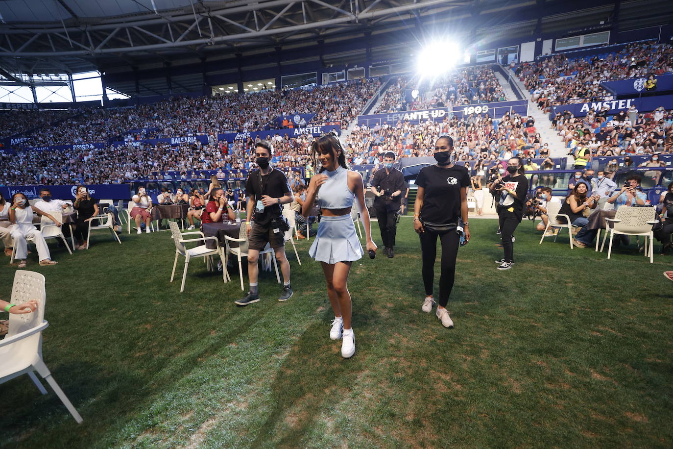 Miles de 'aitaners' y alguna cara famosa, como la de Ana Duato, han disfrutado este viernes del concierto que la cantante Aitana ha ofrecido en el estadio del Levante UD, dentro de su gira '11 Razones Tour'.