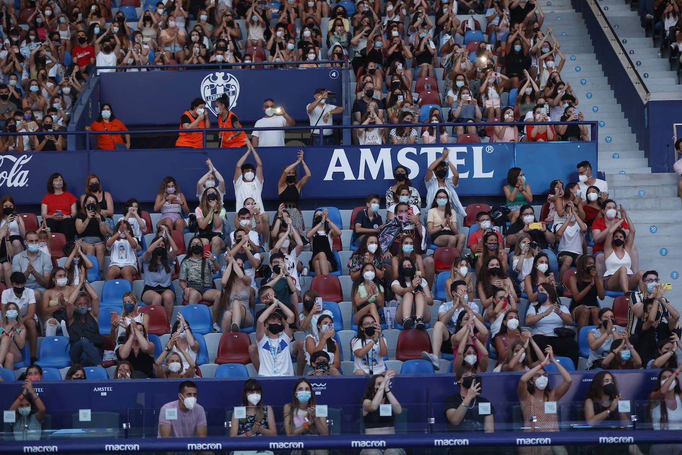 Miles de 'aitaners' y alguna cara famosa, como la de Ana Duato, han disfrutado este viernes del concierto que la cantante Aitana ha ofrecido en el estadio del Levante UD, dentro de su gira '11 Razones Tour'.