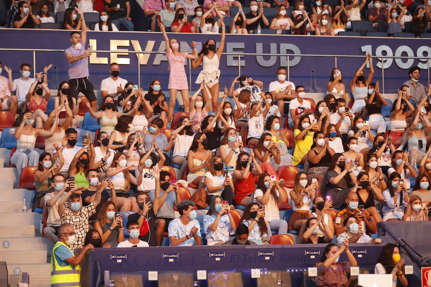 Miles de 'aitaners' y alguna cara famosa, como la de Ana Duato, han disfrutado este viernes del concierto que la cantante Aitana ha ofrecido en el estadio del Levante UD, dentro de su gira '11 Razones Tour'.