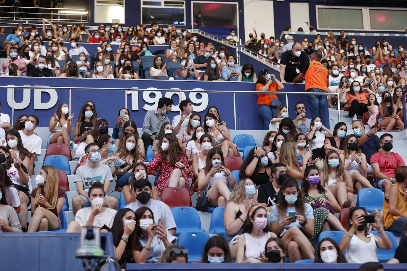 Miles de 'aitaners' y alguna cara famosa, como la de Ana Duato, han disfrutado este viernes del concierto que la cantante Aitana ha ofrecido en el estadio del Levante UD, dentro de su gira '11 Razones Tour'.