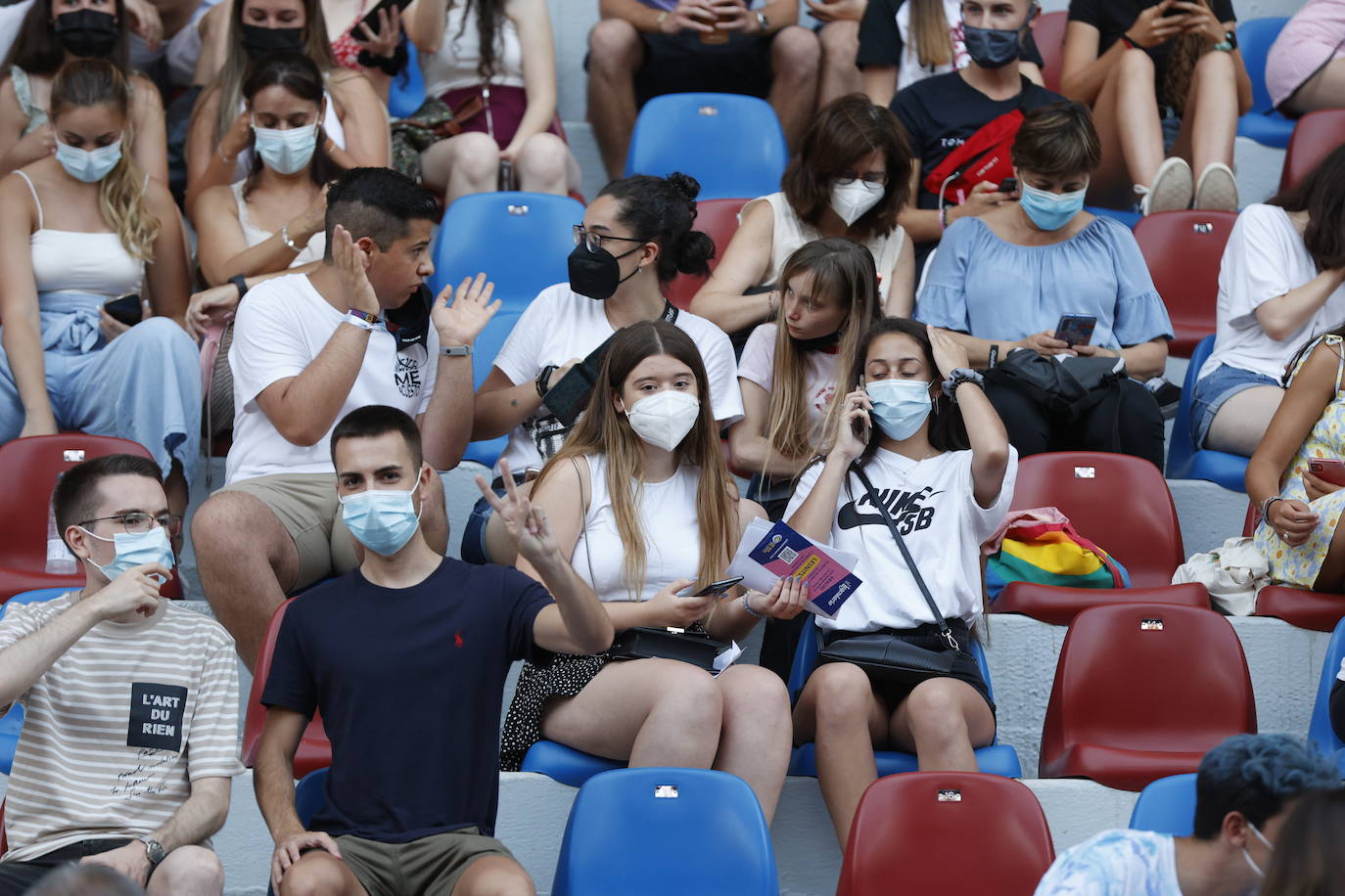 Miles de 'aitaners' y alguna cara famosa, como la de Ana Duato, han disfrutado este viernes del concierto que la cantante Aitana ha ofrecido en el estadio del Levante UD, dentro de su gira '11 Razones Tour'.