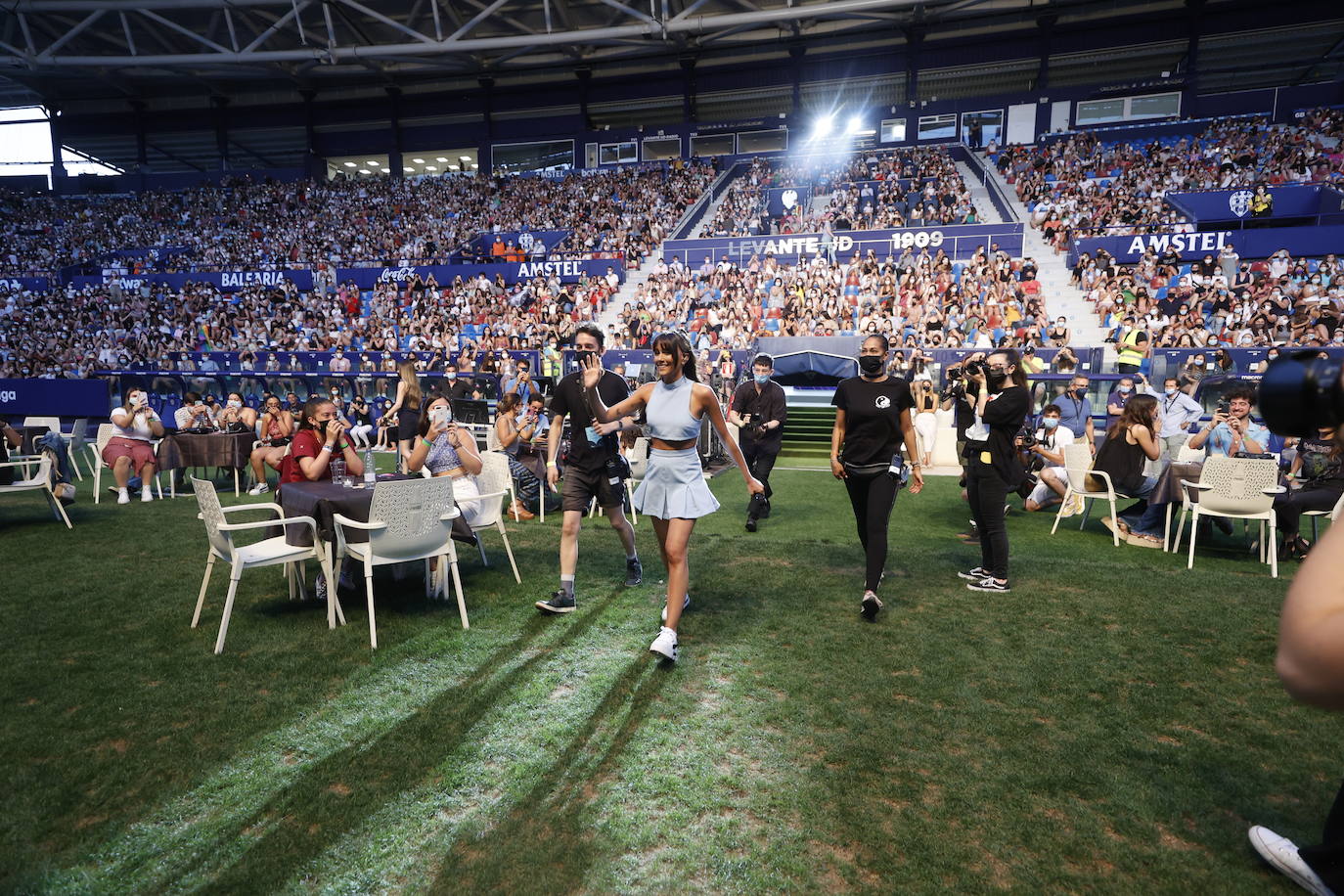 Miles de 'aitaners' y alguna cara famosa, como la de Ana Duato, han disfrutado este viernes del concierto que la cantante Aitana ha ofrecido en el estadio del Levante UD, dentro de su gira '11 Razones Tour'.