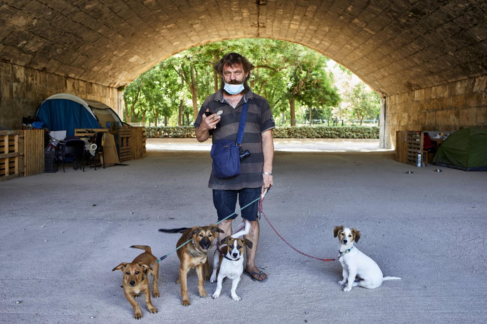 Laslo Baco vive en la calle junto a sus perros. 