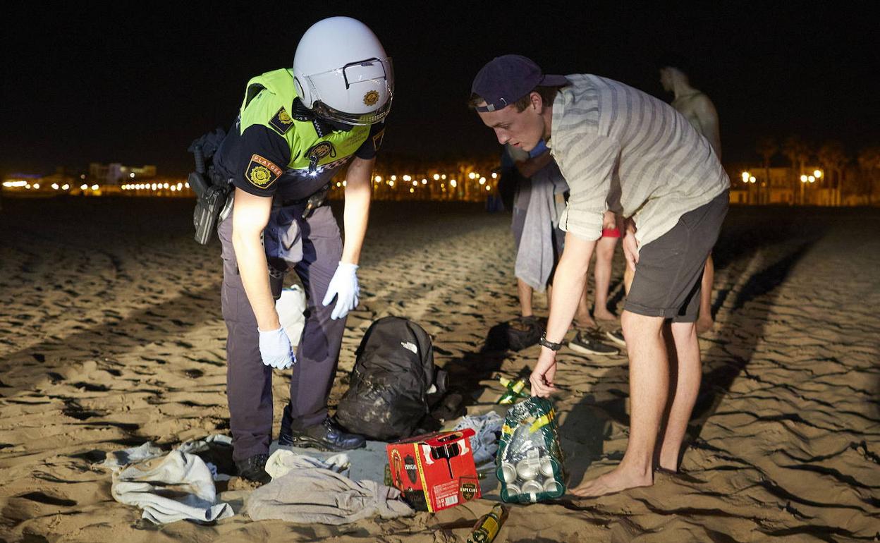 La Policía Local disuelve un botellón en la playa.