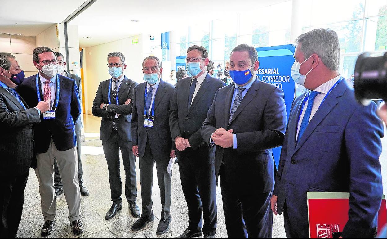 Ábalos, con los empresarios, Puig y el conseller Arcadi España, en un acto de AVE sobre el corredor.