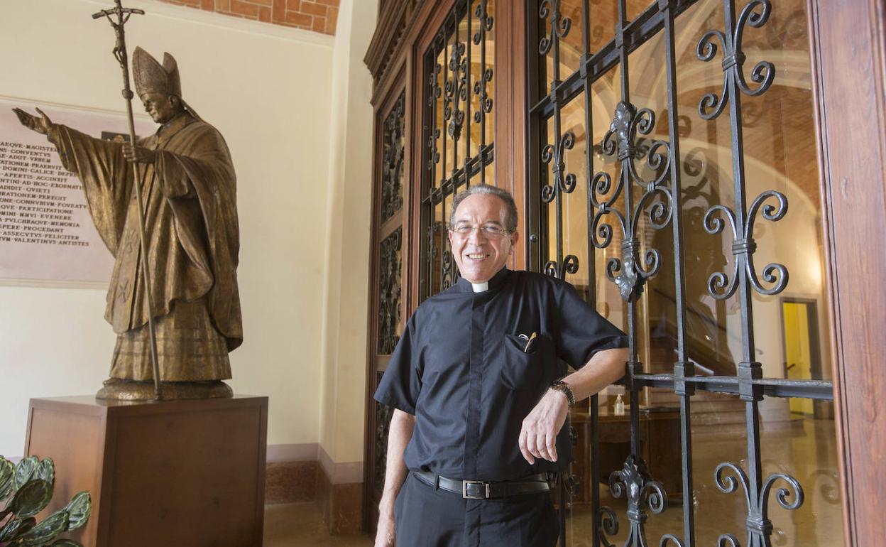 Vicente Fontestad, junto a la estatua dedicada al papa Juan Pablo II y situada en la entrada del edificio del Arzobispado. 