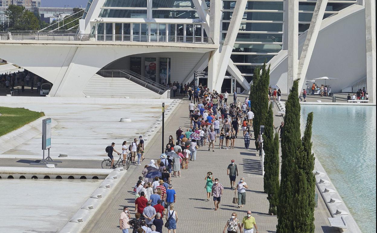 Cola para vacunarse en la Ciudad de las Artes, a principios de mes. I. A. 