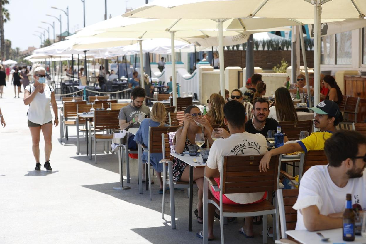 Terrazas con clientes ayer en la playa de Valencia. jesús signes
