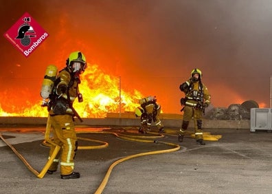 Imagen secundaria 1 - Imágenes del incendio originado esta tarde en la fábrica de caucho de San Vicente. 