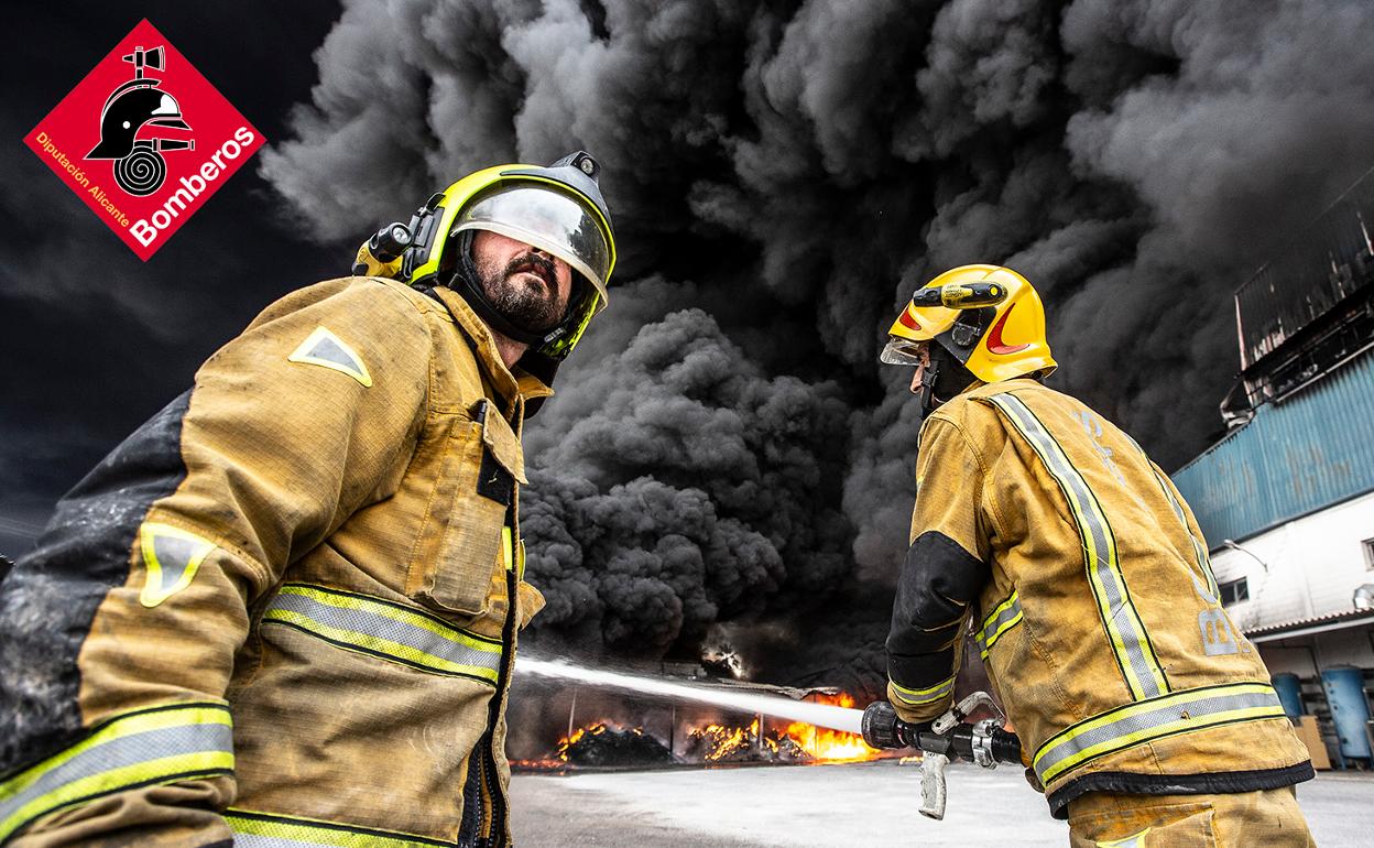 Currículum alquitrán Elevado Un incendio quema una fábrica de cauchos en Sant Vicent del Raspeig | Las  Provincias