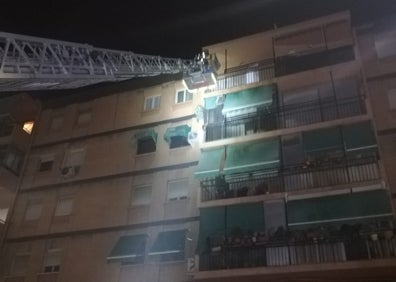 Imagen secundaria 1 - Los bomberos desplegaron el vehículo escalera para acceder a la vivienda. 