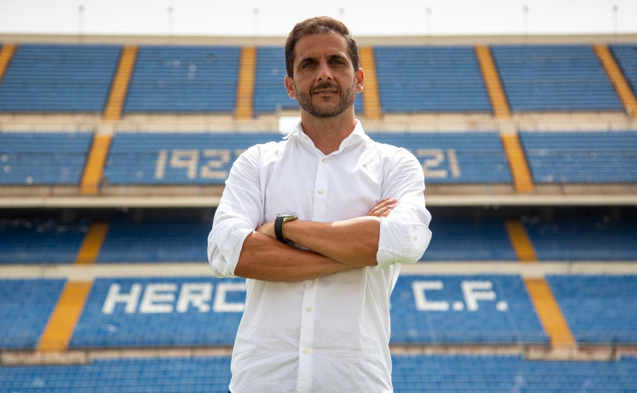 Sergio Mora posa en el estadio José Rico Pérez después de la rueda de prensa de presentación.