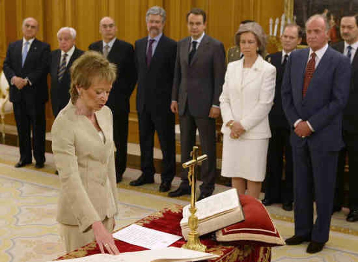 María Teresa Fernández de la Vega, Vicepresidenta 1ª y Ministra de la Presidencia jurando su cargo en 2004. Gobierno del PSOE.
