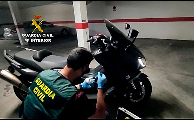 La Guardia Civil ha localizado las dos motocicletas. 