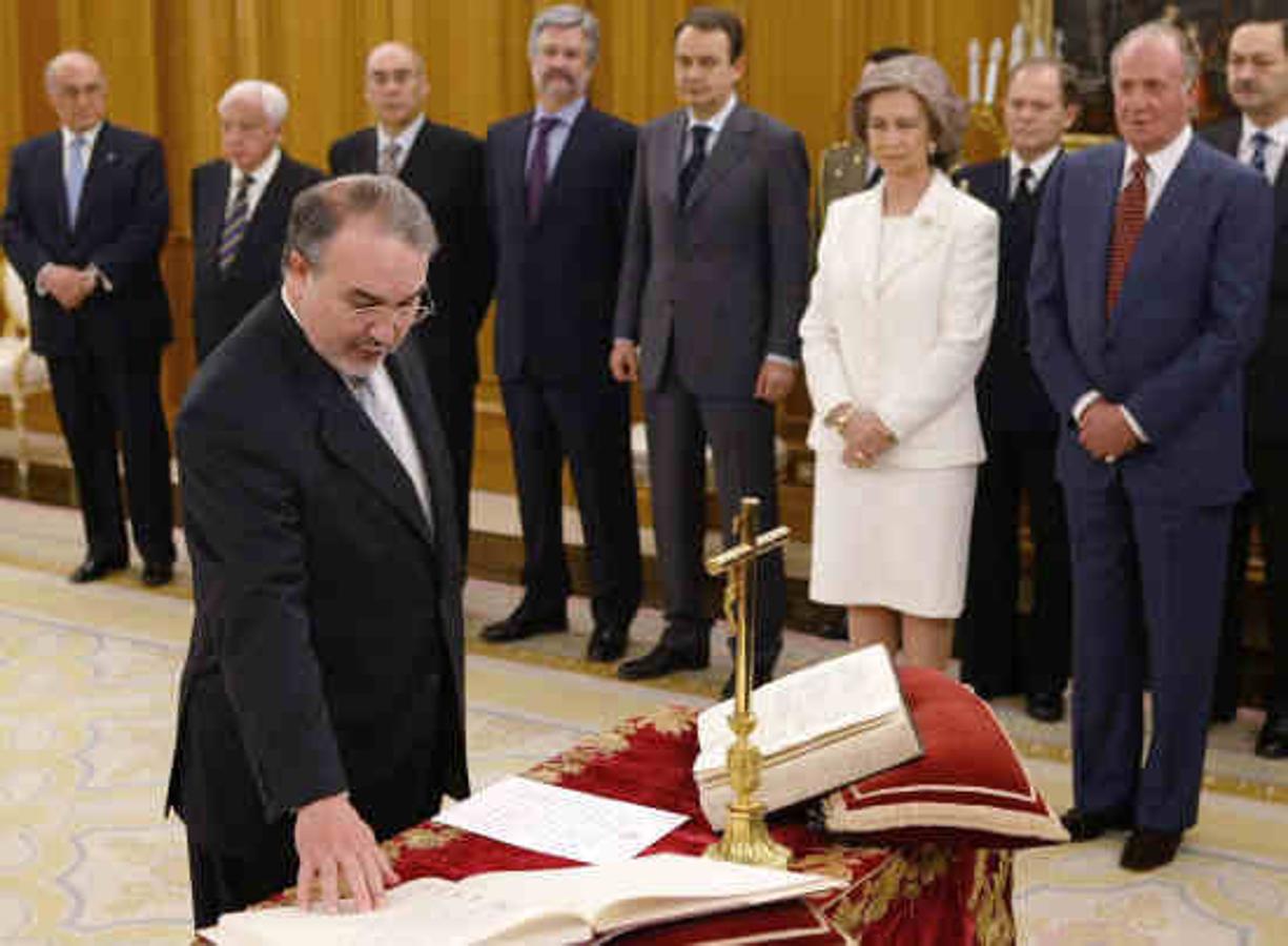 Pedro Solbes, Ministro de Economía y Hacienda jurando el cargo en 2004. Gobierno del PSOE.