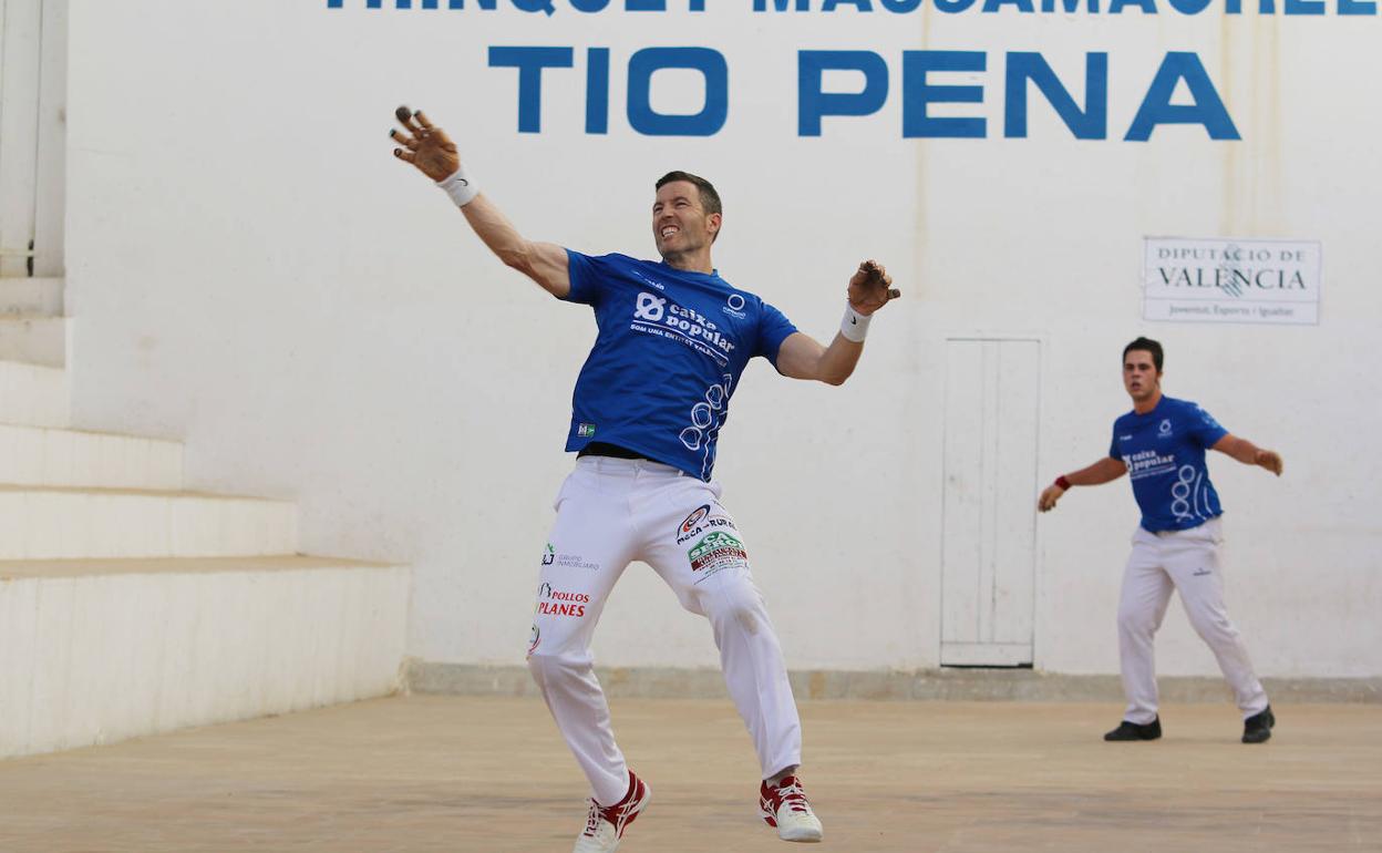 Salva juega de volea en el trinquet de Massamagrell. 