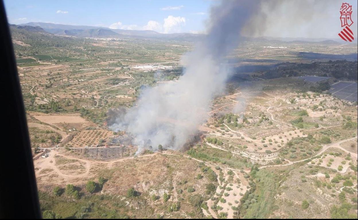 Columna de humo en Losa del Obispo. 