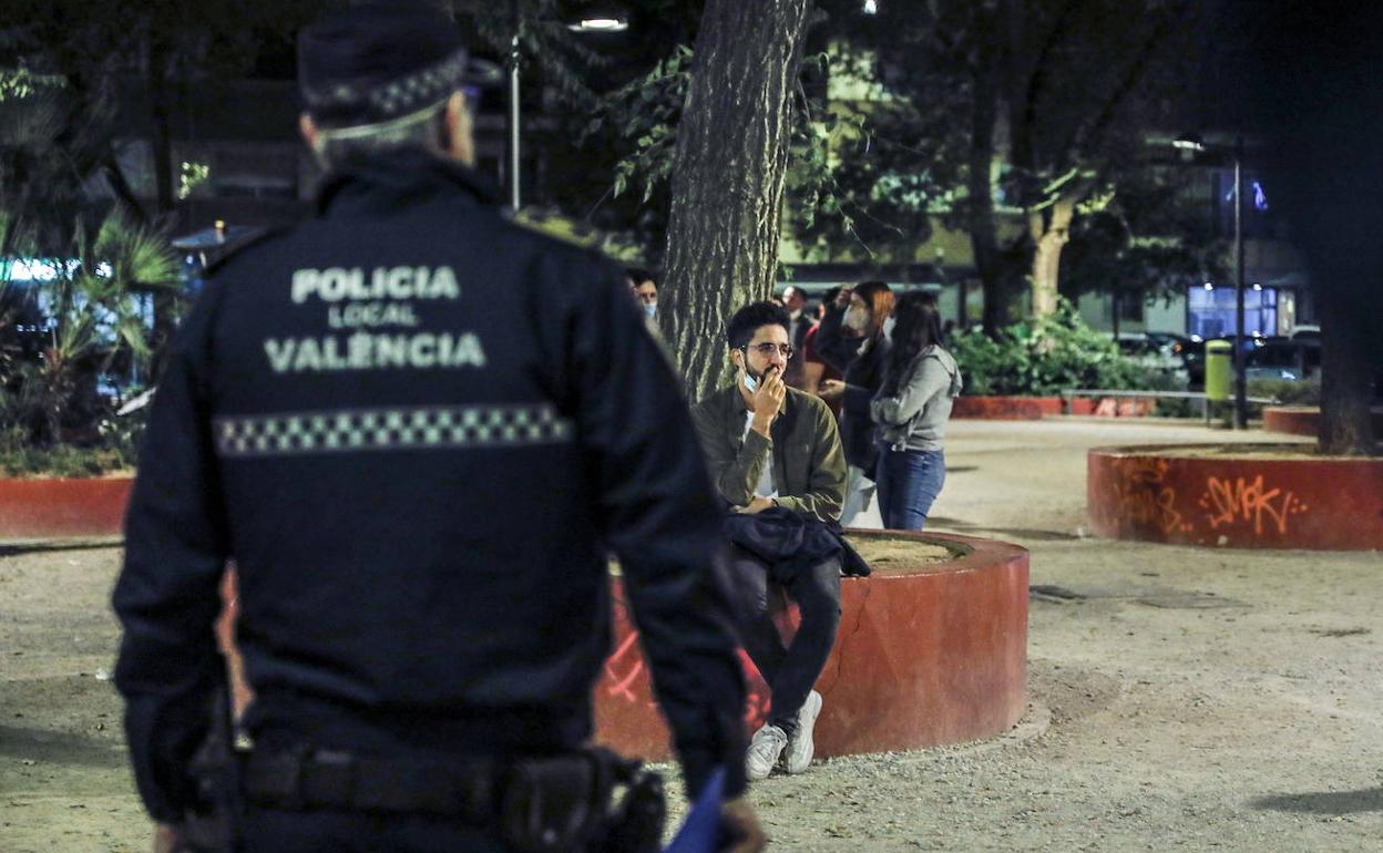 Un polícía local vigila un parque de Valencia. 