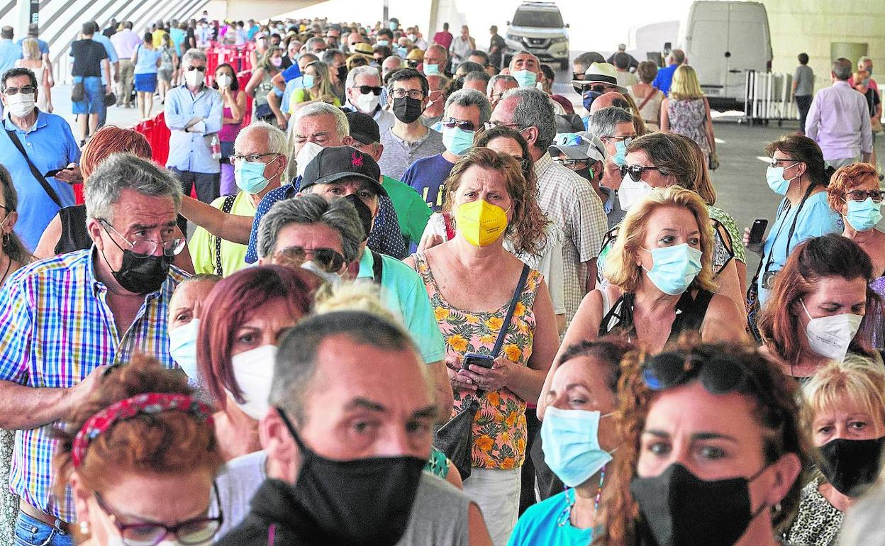 Decenas de personas esperan su turno para vacunarse en la Ciudad de las Artes y las Ciencias de Valencia.