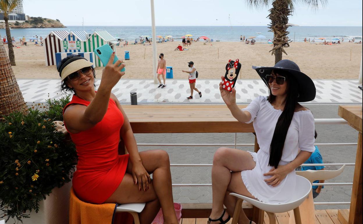 Dos mujeres se fotografían en Benidorm. 