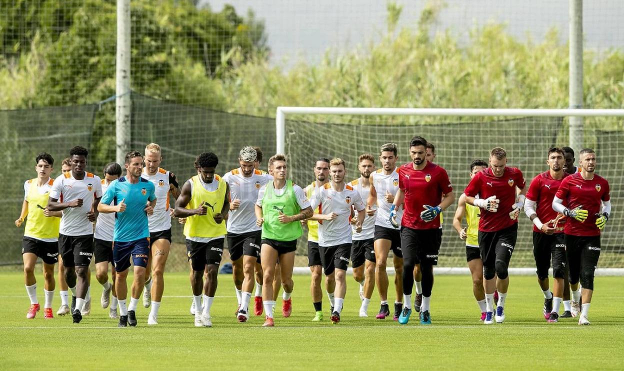 La plantilla del Valencia se ejercita en Oliva. Valencia CF