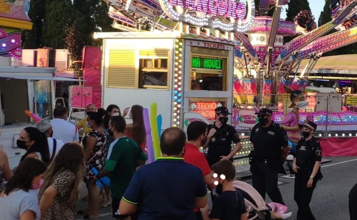 La Policía Local en la feria de atracciones de Almussafes. 