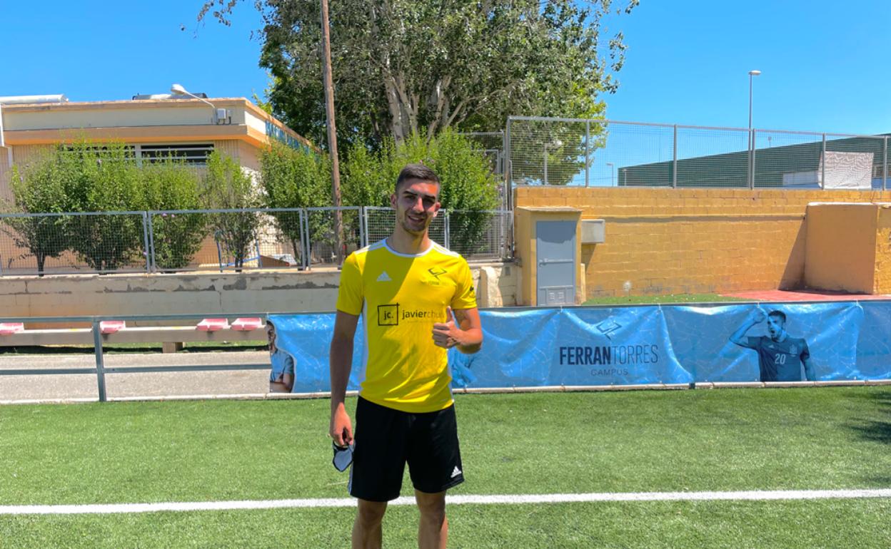 Ferran Torres, posando en su campus de Foios 