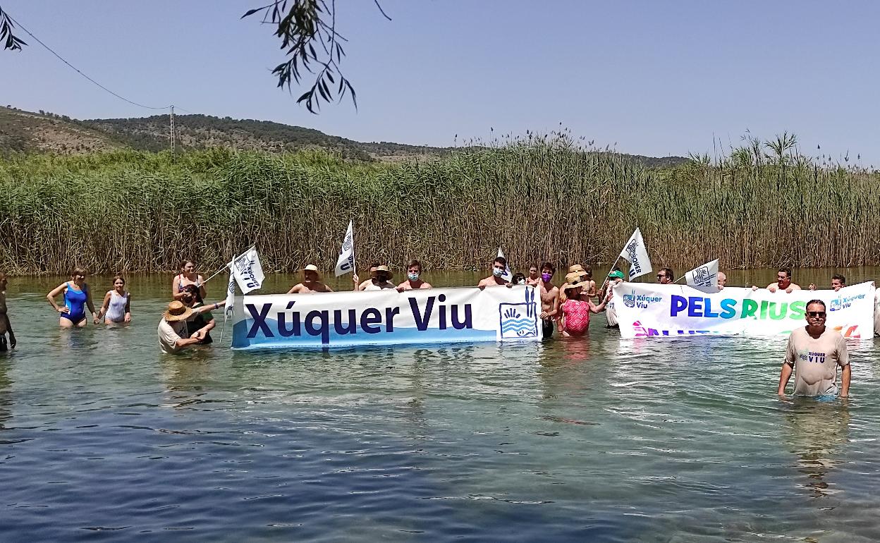 Decenas de personas se bañan en Antella para reclamar la mejora de los ríos. 