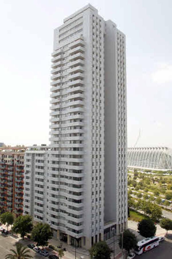 Edificio Torre de Francia, Valencia. Esta contrucción tiene una altura de 115 metros y se encuentra al lado de la emblemática Ciudad de las Artes y las Ciencias.