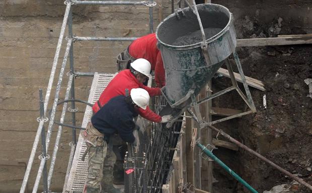 Tres trabajadores en una obra. 