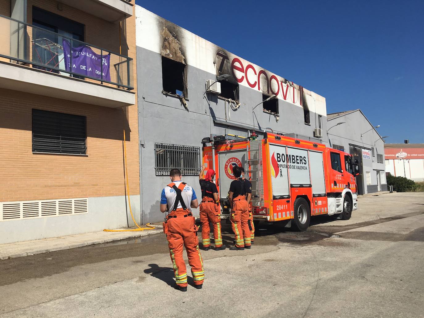 El incendio que ha arrasado un almacén de muebles en Beniarjó ha dañado, además, cuatro viviendas y un piso, todos recayentes a la calle Sant Enric de la población de la Safor.