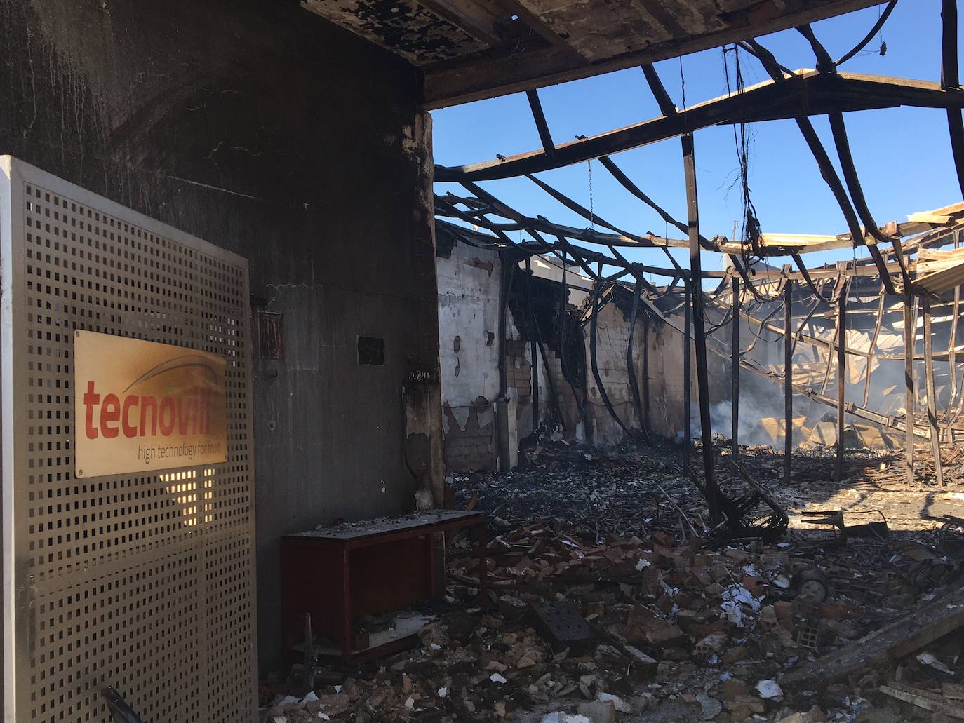 El incendio que ha arrasado un almacén de muebles en Beniarjó ha dañado, además, cuatro viviendas y un piso, todos recayentes a la calle Sant Enric de la población de la Safor.