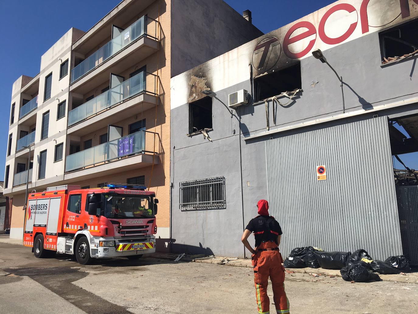 El incendio que ha arrasado un almacén de muebles en Beniarjó ha dañado, además, cuatro viviendas y un piso, todos recayentes a la calle Sant Enric de la población de la Safor.