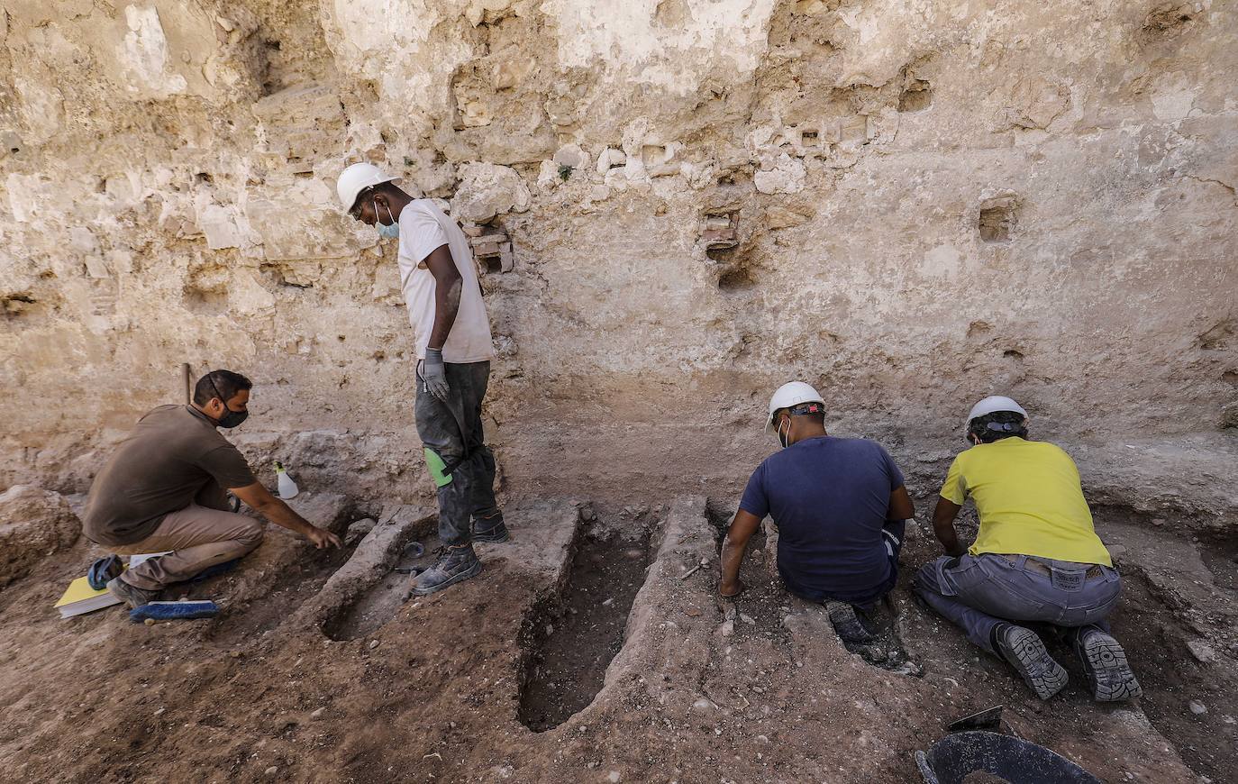 Restos humanos, en concreto de niños, han aparecido entre la muralla islámica de Valencia y la barbacana durante los trabajos de rehabilitación de la fortaleza. Estos hallazgos han sido inesperados; según apuntan los arqueólogos serían del siglo XIII y que corresponderían a la población musulmana. 