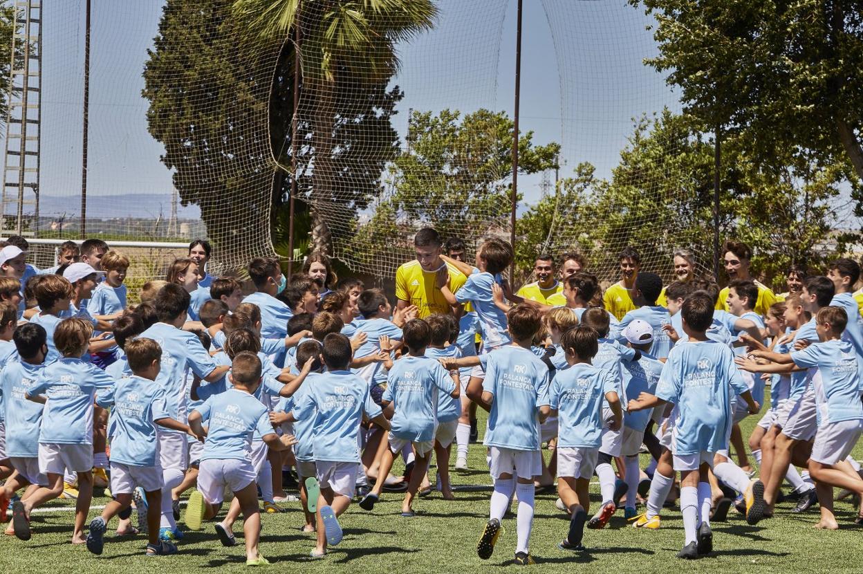 Ferran, un auténtico ídolo. Niños agasajan al delantero valenciano durante una de las mañanas de su campus. IVÁN ARLANDIS