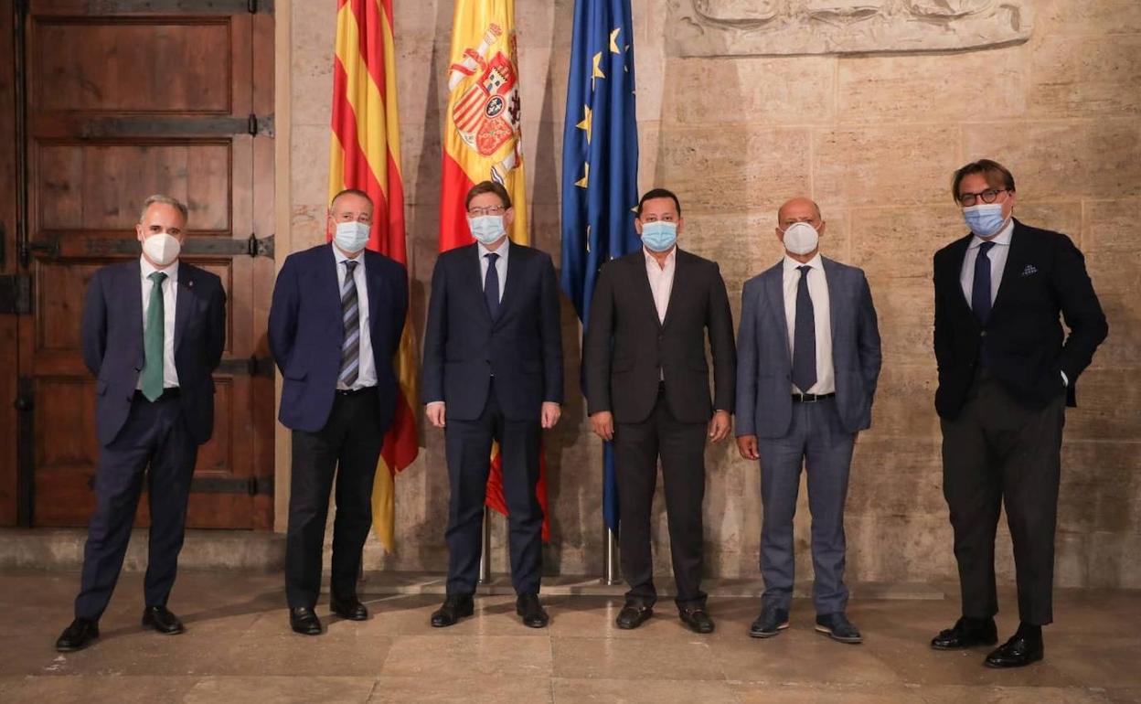 Representantes de Valencia, Levante, Villarreal, Elche y el Valencia Basket, junto a Ximo Puig. 