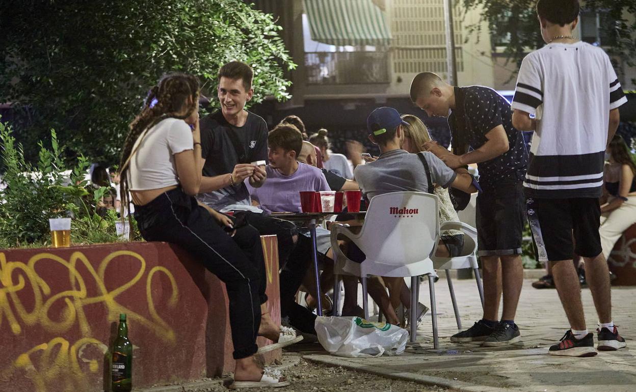 Jóvenes reunidos en una terraza de la plaza Honduras 