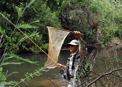 Imagen secundaria 1 - Arriba, la playa fluvial de Bugarra, en el río Turia. Abajo a la izquierda, un hombre pescando en el coto de pesca de Bugarra-Pedralba. A la derecha, el río Turia a su paso por Bugarra. 