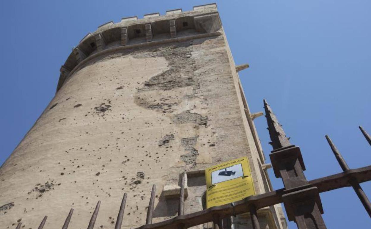 Cartel sujeto con bridas en la reja de las torres de Quart. 