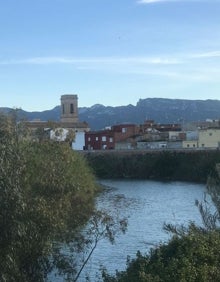 Imagen secundaria 2 - Arriba, dos personas en el coto de pesca de Fortaleny. Abajo a la izquierda, el puente de hierro Alfonso XIII. A la derecha, el río Júcar a su paso por Fortaleny. 