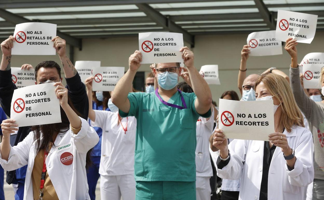 Personal sanitario durante una de las protestas contra el cese de parte de los refuerzos Covid.