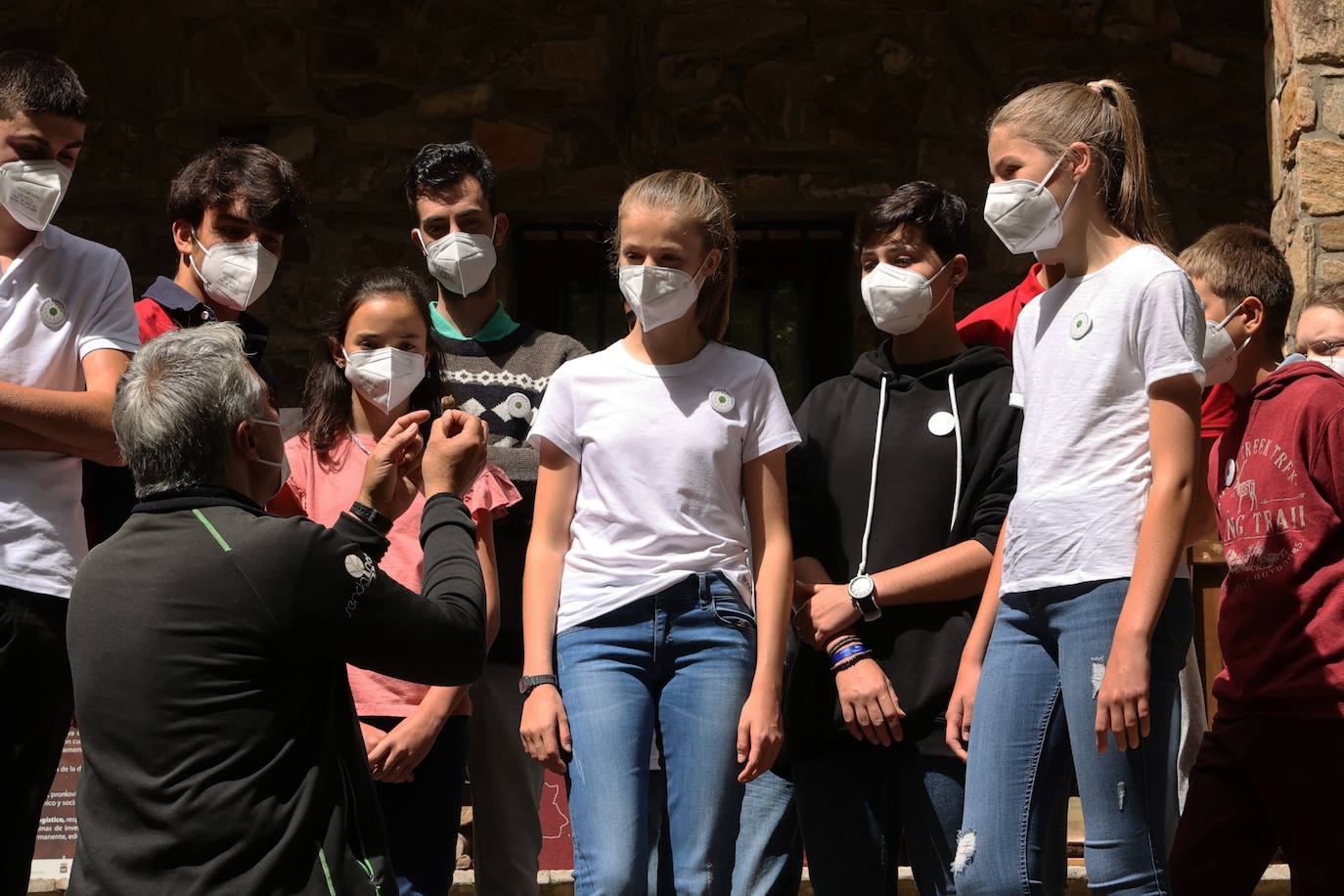 La Princesa Leonor y la Infanta Sofía han participado este miércoles en la ceremonia de clausura de la campaña #UnÁrbolporEuropa para apoyar la lucha contra el cambio climático. leonor y Sofía han estado acompañadas por 35 jóvenes de diferentes nacionalidades de la Unión Europea. El acto ha consistido en la plantación de seis árboles, cinco hayas y un tejo, en el espacio natural protegido del Hayedo de Montejo de la Sierra, en la Comunidad de Madrid. 