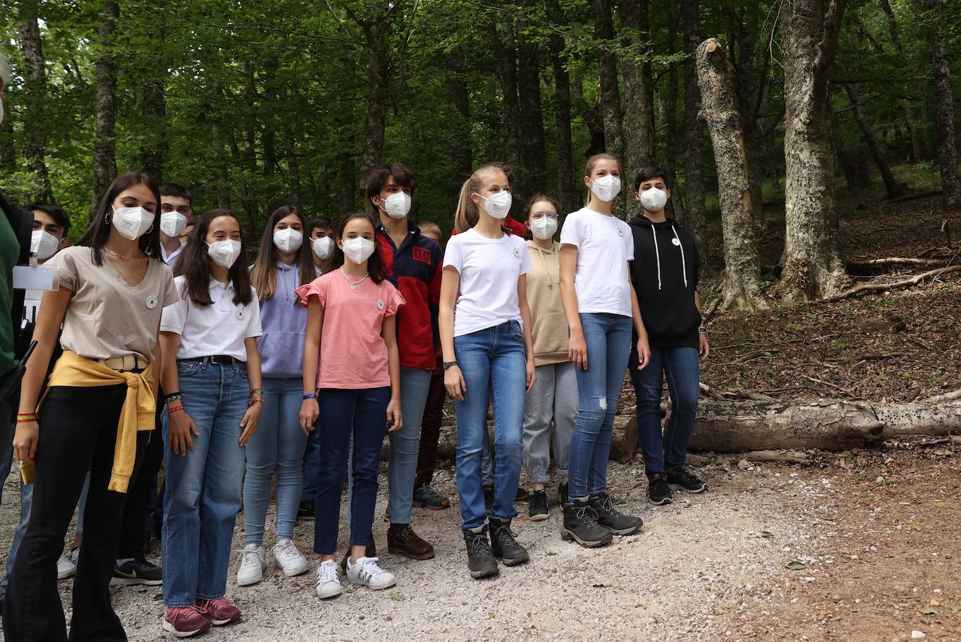 La Princesa Leonor y la Infanta Sofía han participado este miércoles en la ceremonia de clausura de la campaña #UnÁrbolporEuropa para apoyar la lucha contra el cambio climático. leonor y Sofía han estado acompañadas por 35 jóvenes de diferentes nacionalidades de la Unión Europea. El acto ha consistido en la plantación de seis árboles, cinco hayas y un tejo, en el espacio natural protegido del Hayedo de Montejo de la Sierra, en la Comunidad de Madrid. 