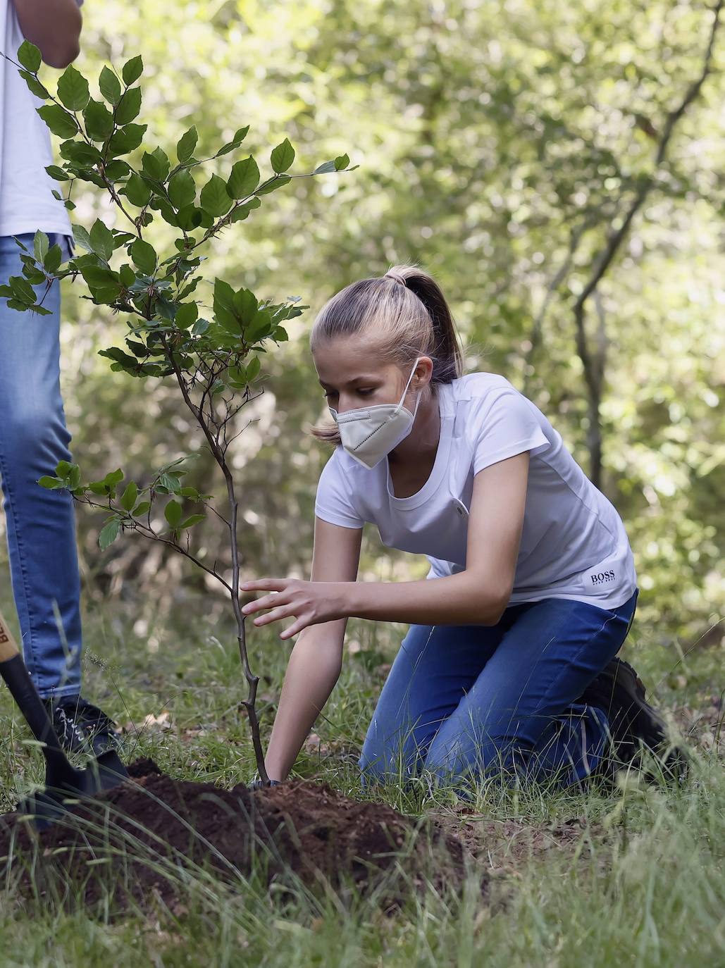 La Princesa Leonor y la Infanta Sofía han participado este miércoles en la ceremonia de clausura de la campaña #UnÁrbolporEuropa para apoyar la lucha contra el cambio climático. leonor y Sofía han estado acompañadas por 35 jóvenes de diferentes nacionalidades de la Unión Europea. El acto ha consistido en la plantación de seis árboles, cinco hayas y un tejo, en el espacio natural protegido del Hayedo de Montejo de la Sierra, en la Comunidad de Madrid. 