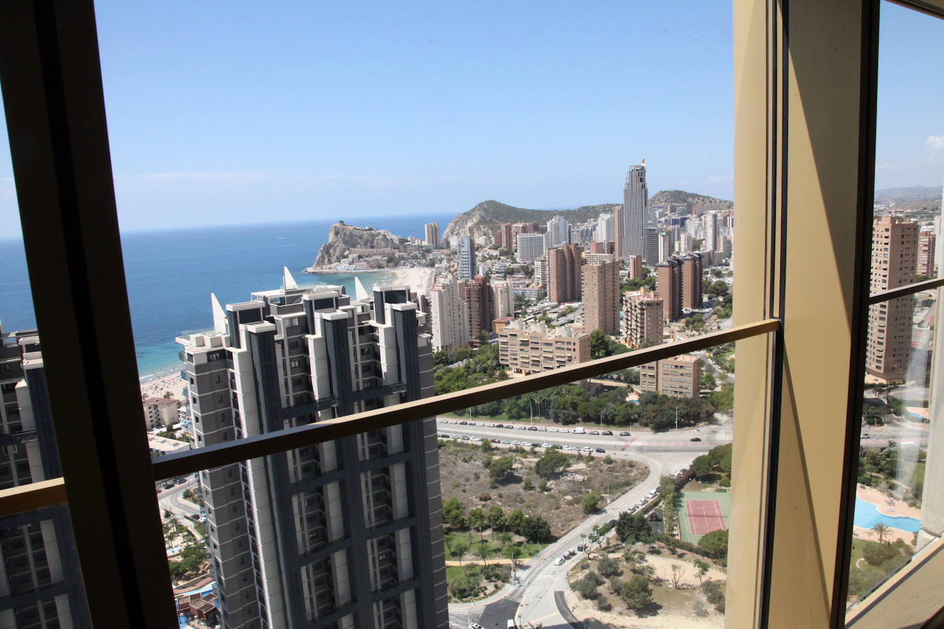 El Intempo es el rey de los rascacielos de Benidorm. El edificio es el residencial más alto de Europa, con dos torres de 198 metros cada una. Cuenta con 256 viviendas repartidas en un total de 45 plantas. Está coronado por un icónico diamante, comprendido entre las plantas 38 y 45, que alberga unas exclusivas viviendas totalmente exteriores de nivel superior. Su inauguración está prevista para el mes de septiembre. 