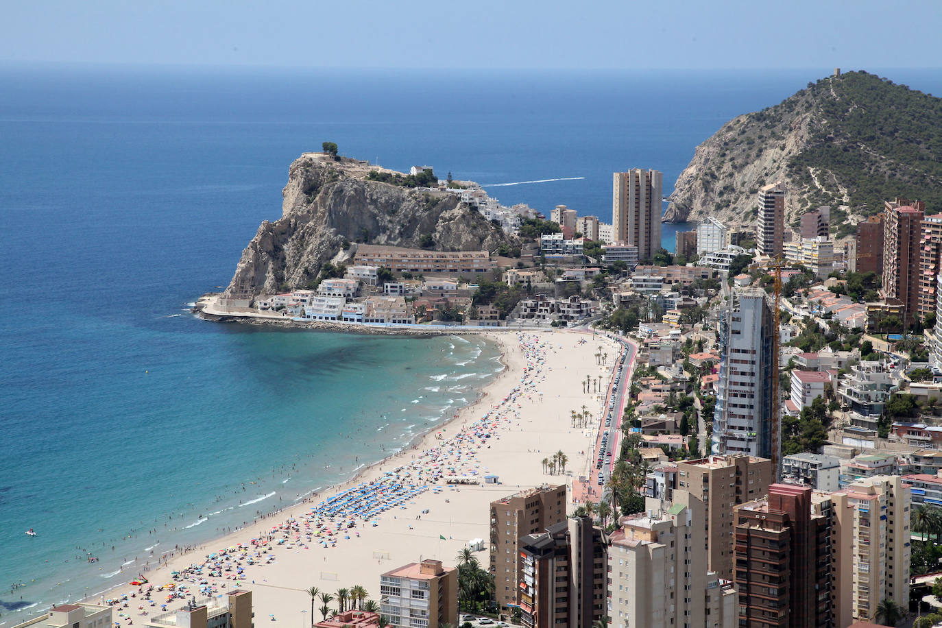 El Intempo es el rey de los rascacielos de Benidorm. El edificio es el residencial más alto de Europa, con dos torres de 198 metros cada una. Cuenta con 256 viviendas repartidas en un total de 45 plantas. Está coronado por un icónico diamante, comprendido entre las plantas 38 y 45, que alberga unas exclusivas viviendas totalmente exteriores de nivel superior. Su inauguración está prevista para el mes de septiembre. 