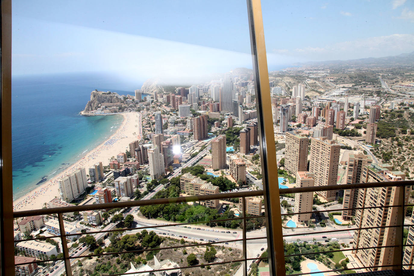 El Intempo es el rey de los rascacielos de Benidorm. El edificio es el residencial más alto de Europa, con dos torres de 198 metros cada una. Cuenta con 256 viviendas repartidas en un total de 45 plantas. Está coronado por un icónico diamante, comprendido entre las plantas 38 y 45 , que alberga unas exclusivas viviendas totalmente exteriores de nivel superior. 